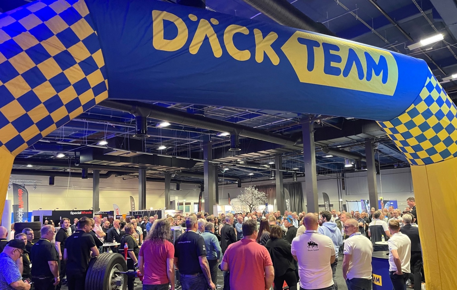 Däckteam-däckleverantörsmässa-2016x1512-e1654199658188-1536x975